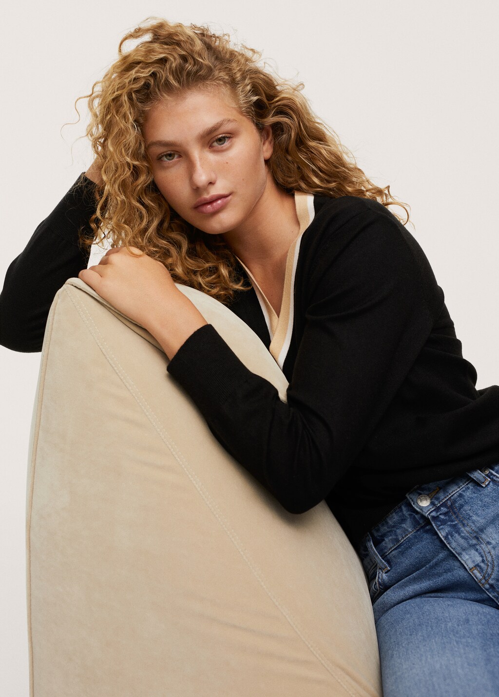 Contrasting V-neck sweater - Details of the article 2