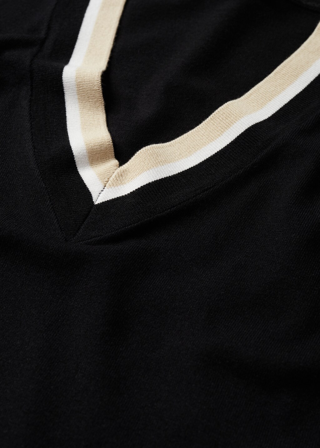 Contrasting V-neck sweater - Details of the article 8