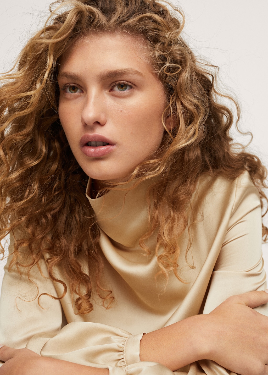 High collar satin blouse - Details of the article 1