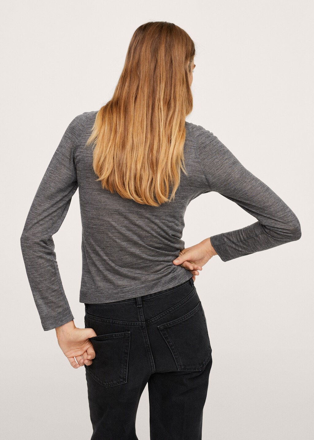 Turtleneck long-sleeved t-shirt - Reverse of the article