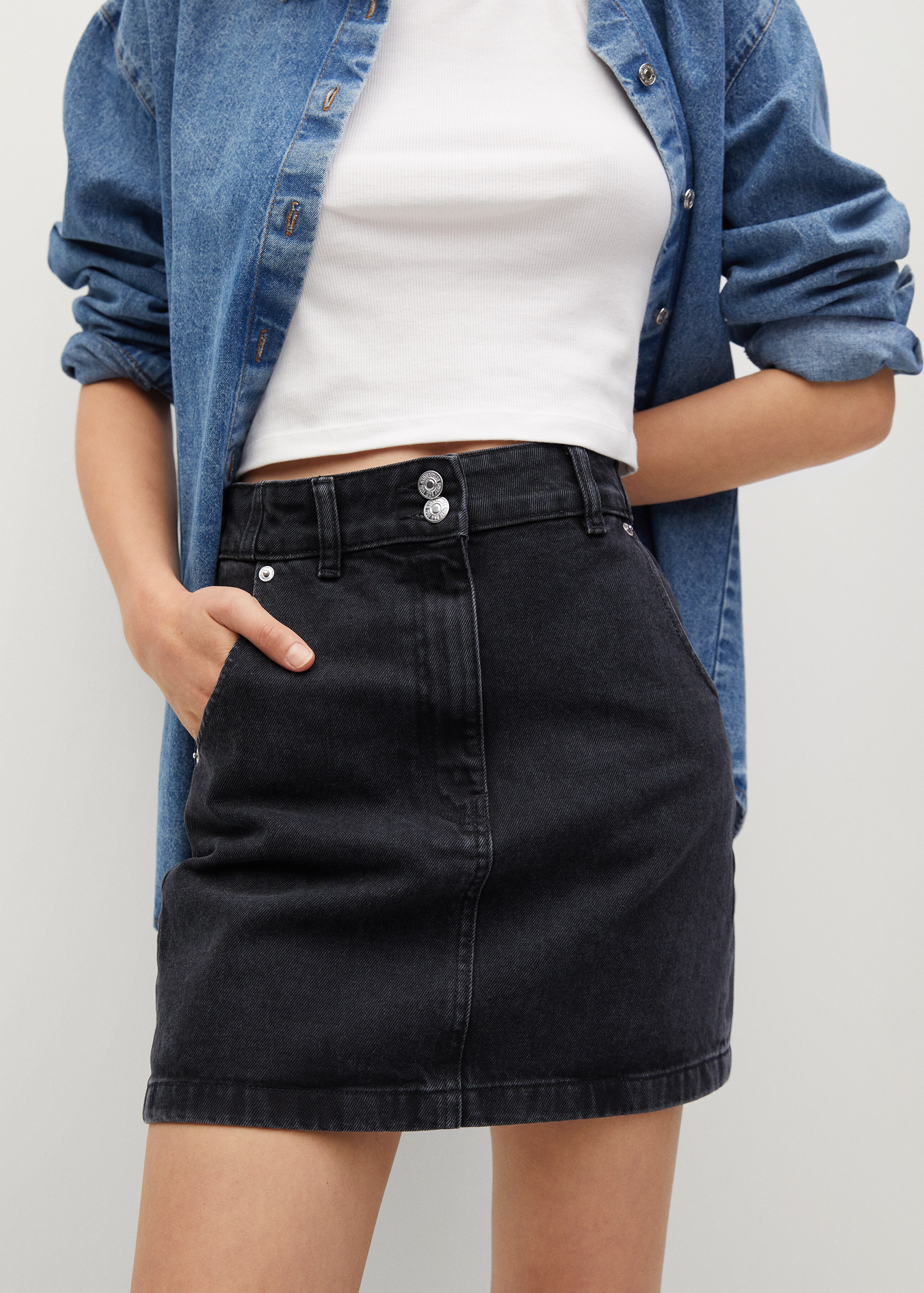 Minifalda denim bolsillos - Plano medio