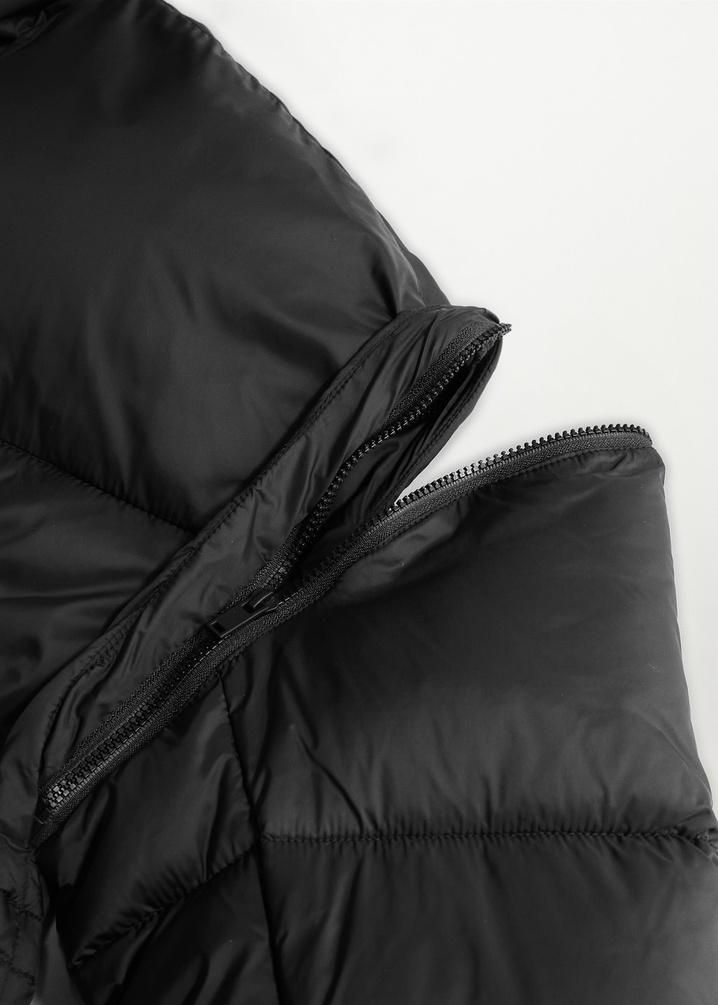 Padded jacket with detachable sleeves - Details of the article 9