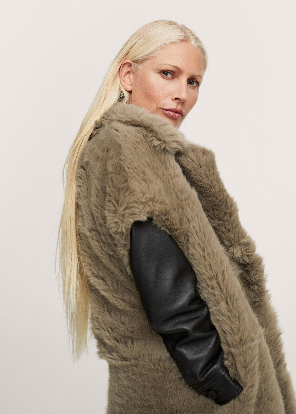 Fur-effect vest with lapels - Details of the article 2