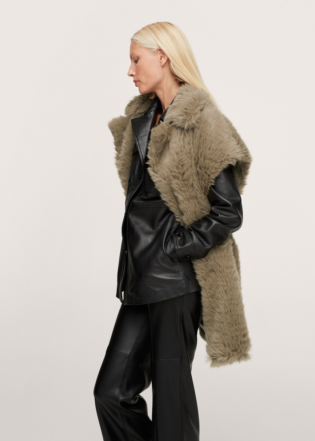 Fur-effect vest with lapels - Details of the article 4