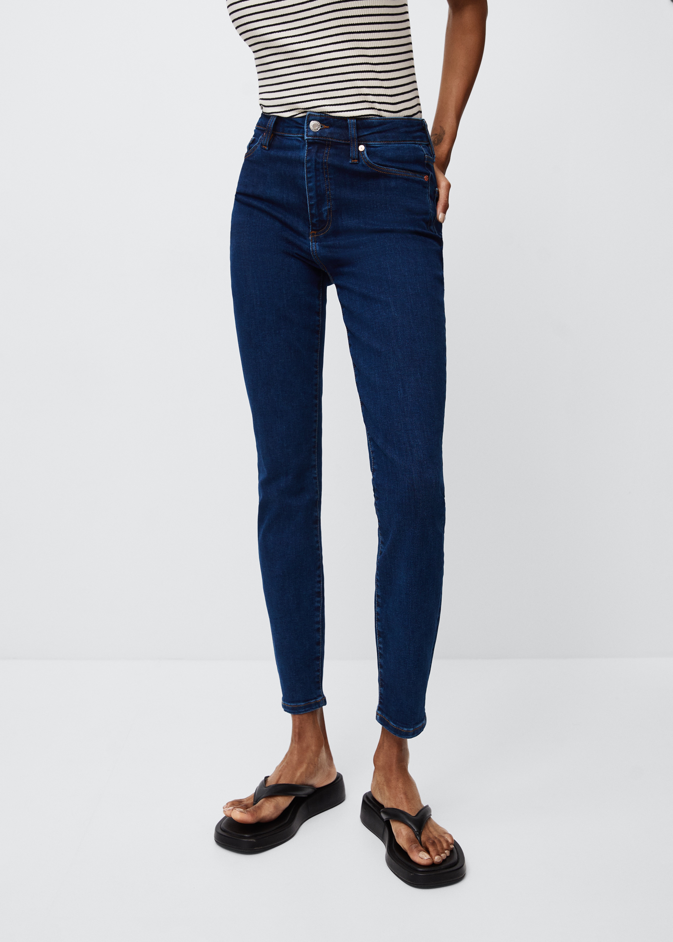 Jeans skinny tiro alto  - Plano medio