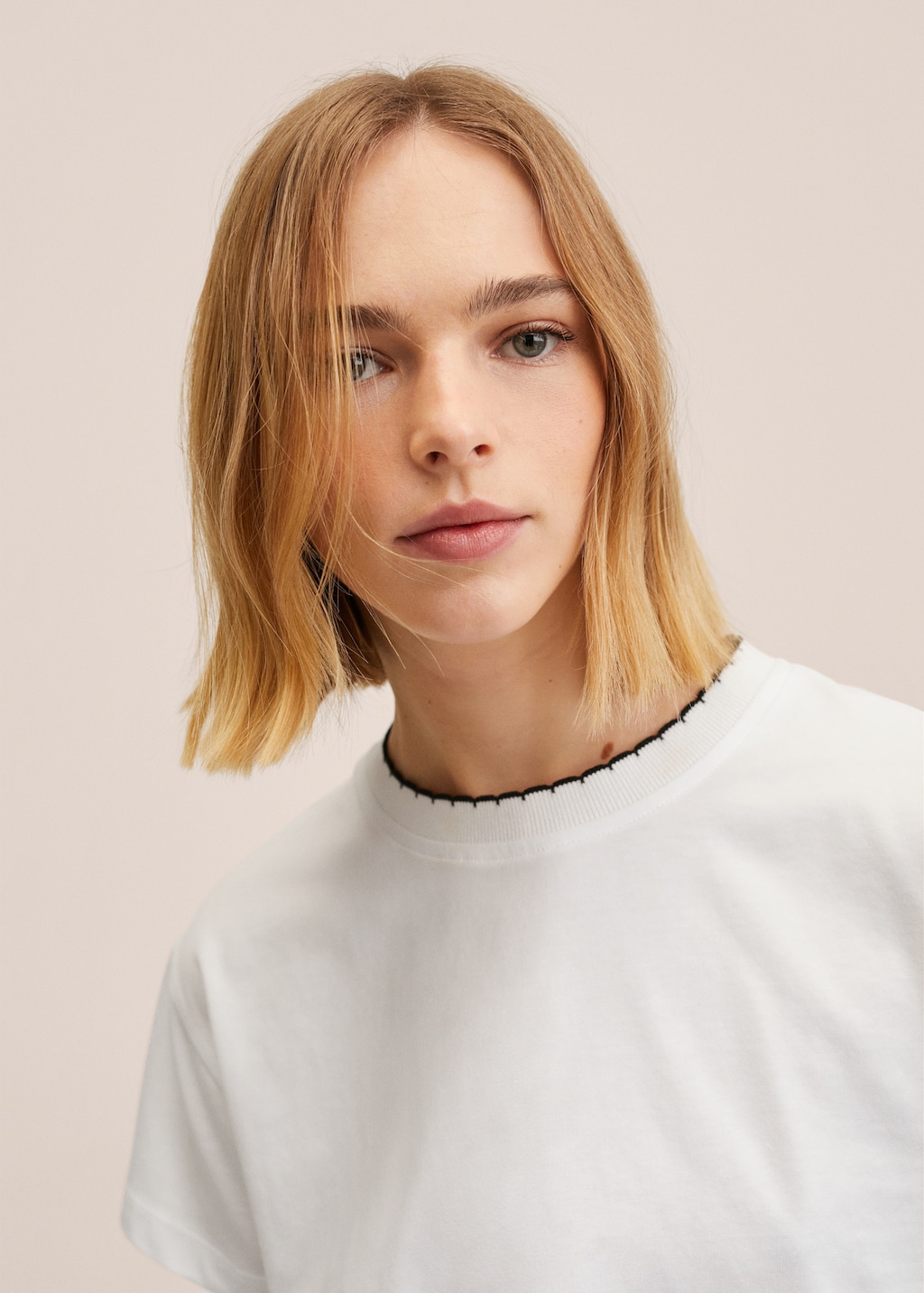 Embroidered neck T-shirt - Details of the article 1