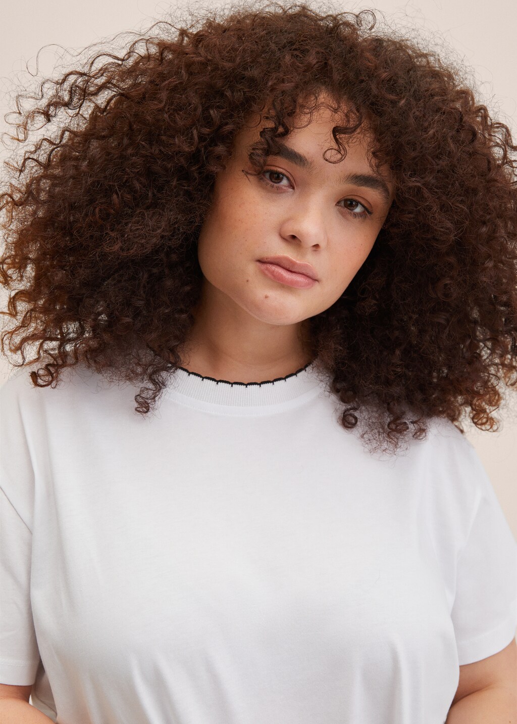 Embroidered neck T-shirt - Details of the article 5