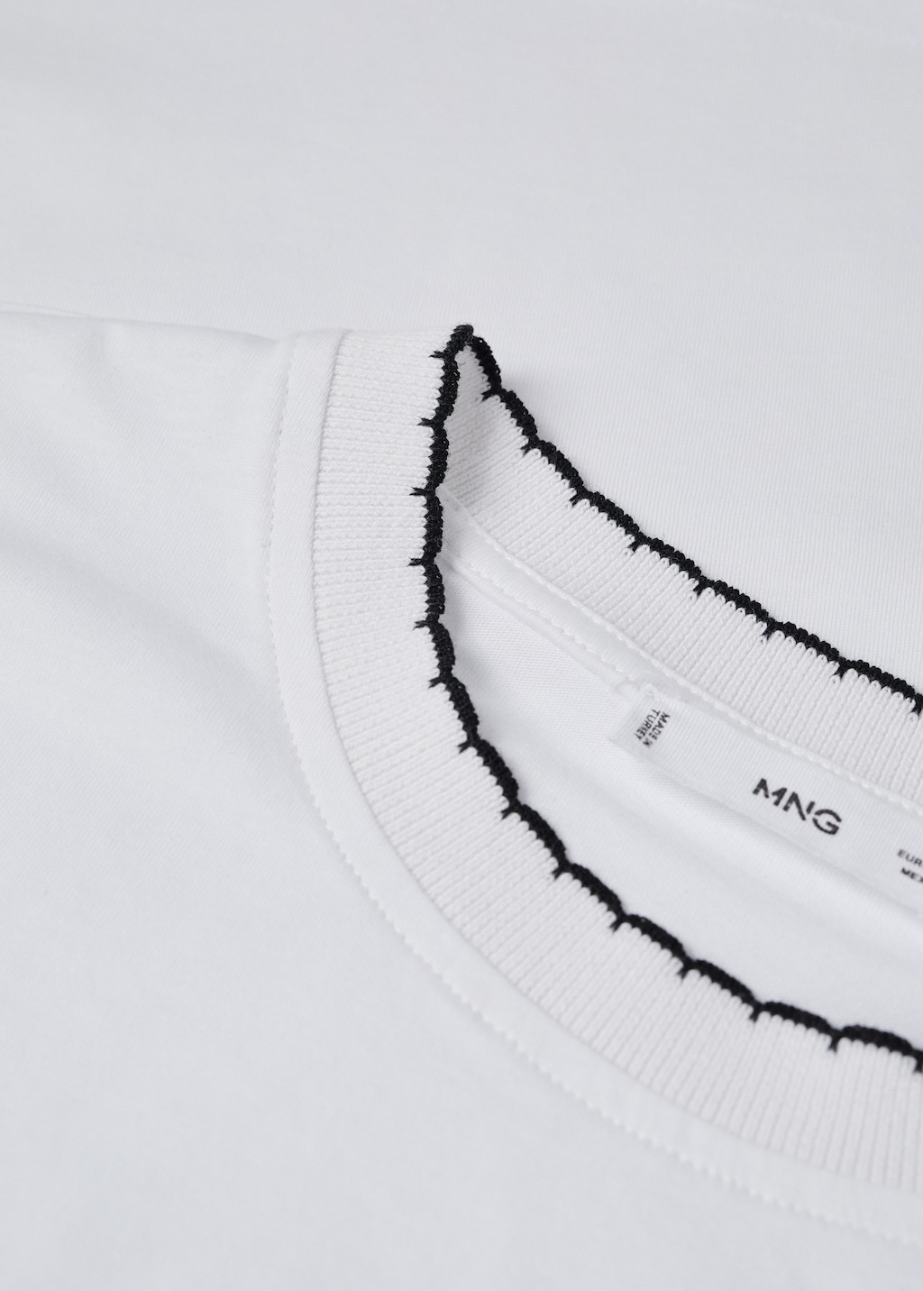 Embroidered neck T-shirt - Details of the article 8