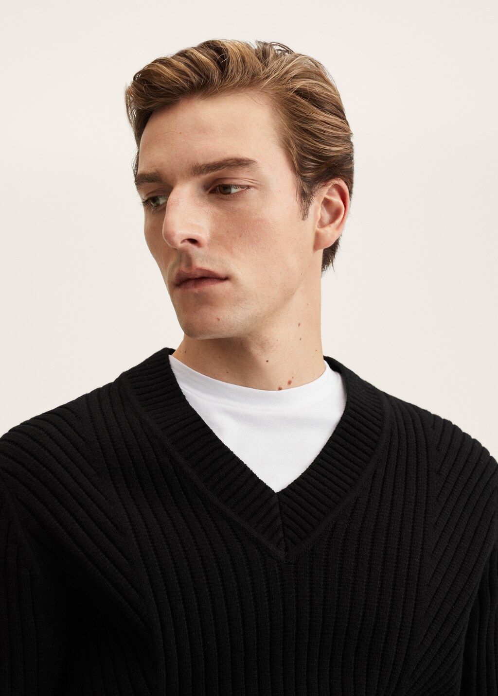 Structured V-neck sweater - Details of the article 1