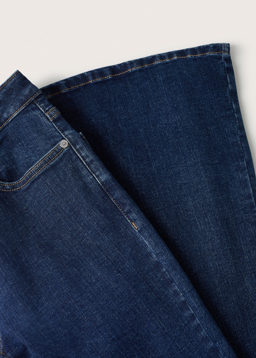 Medium-rise flared jeans  - Details of the article 8