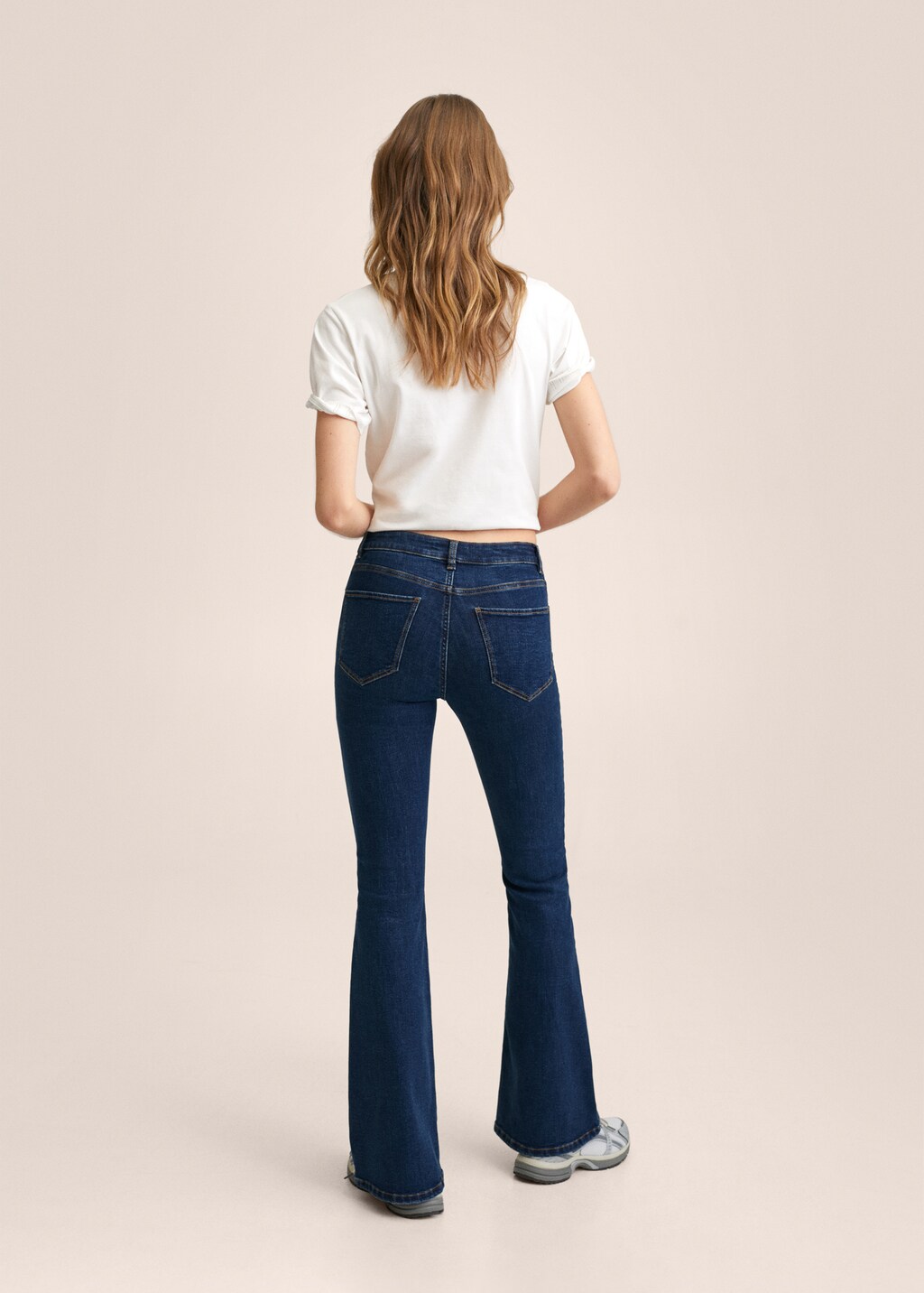 Flared-Jeans mit mittlerer Bundhöhe - Rückseite des Artikels