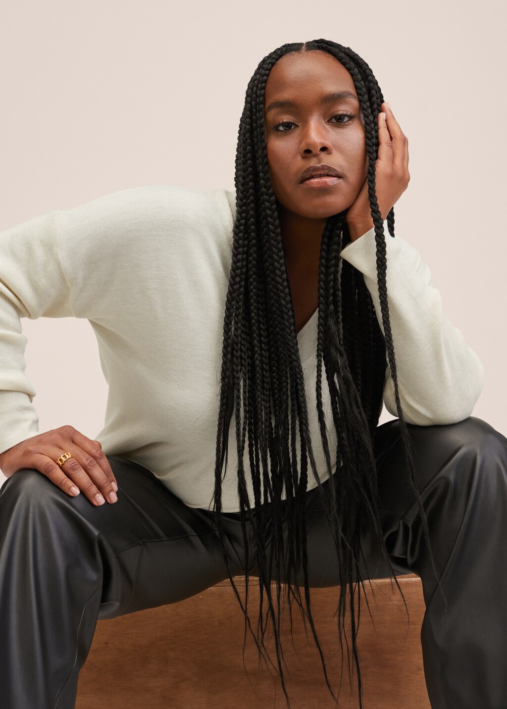 V-neckline oversize sweater - Details of the article 4