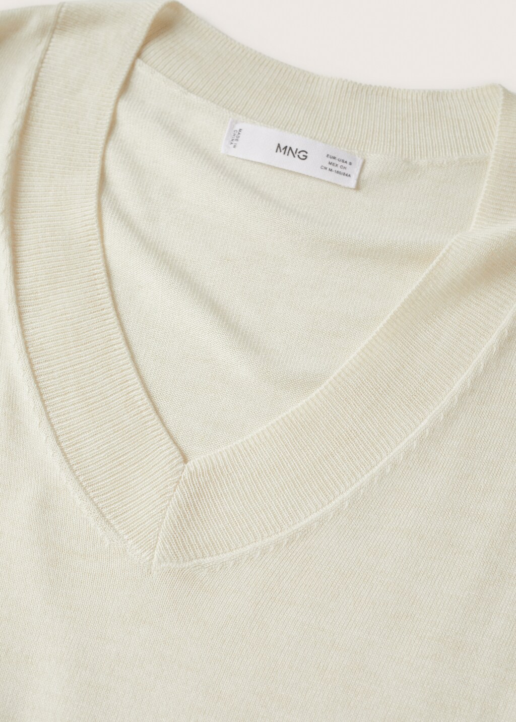 V-neckline oversize sweater - Details of the article 8