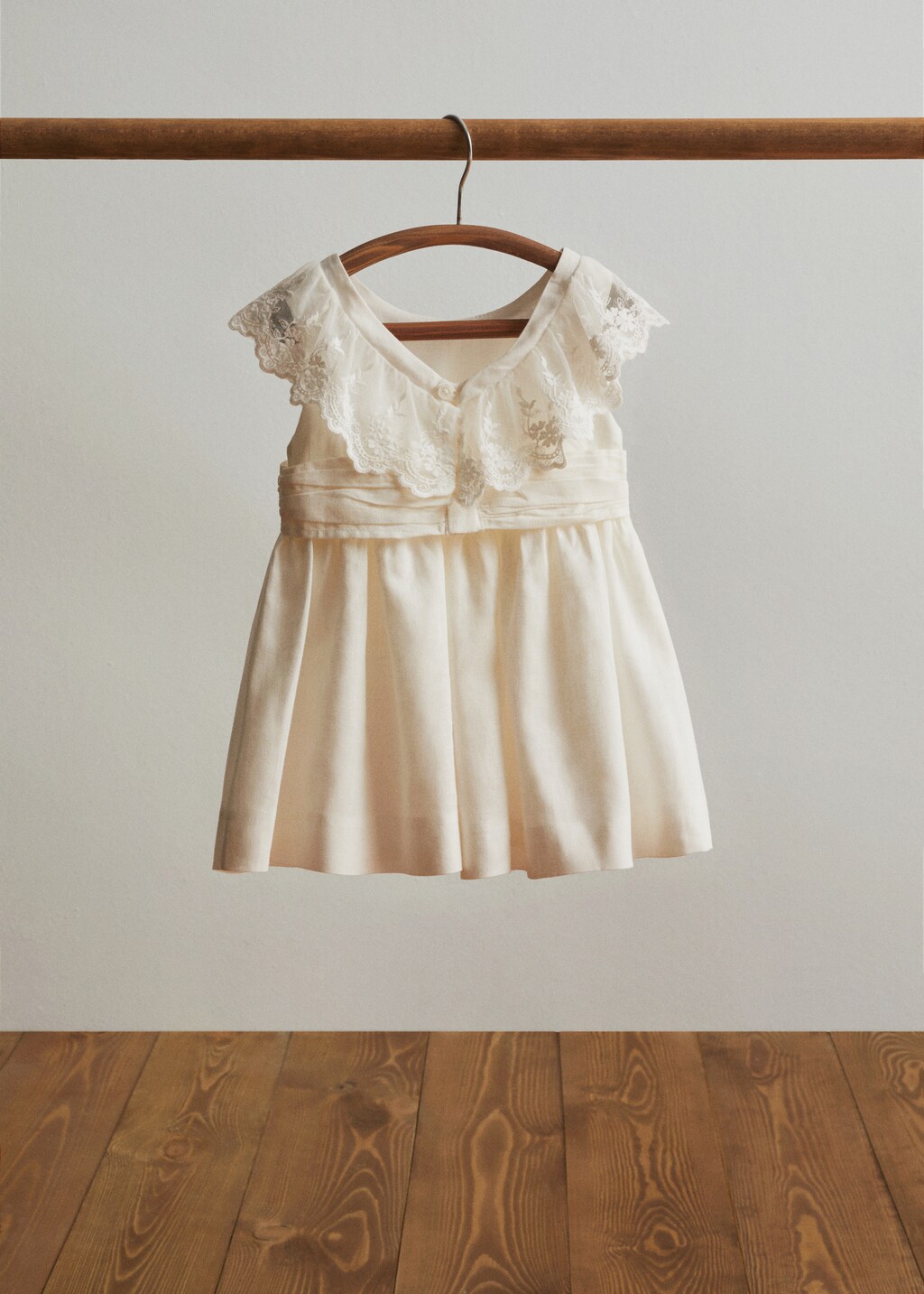 Lace ruffle dress - Details of the article 1