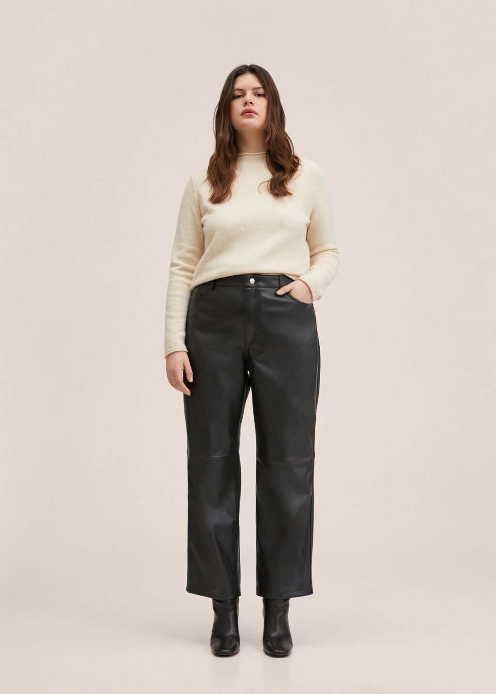 Leather-effect straight trousers - Details of the article 3