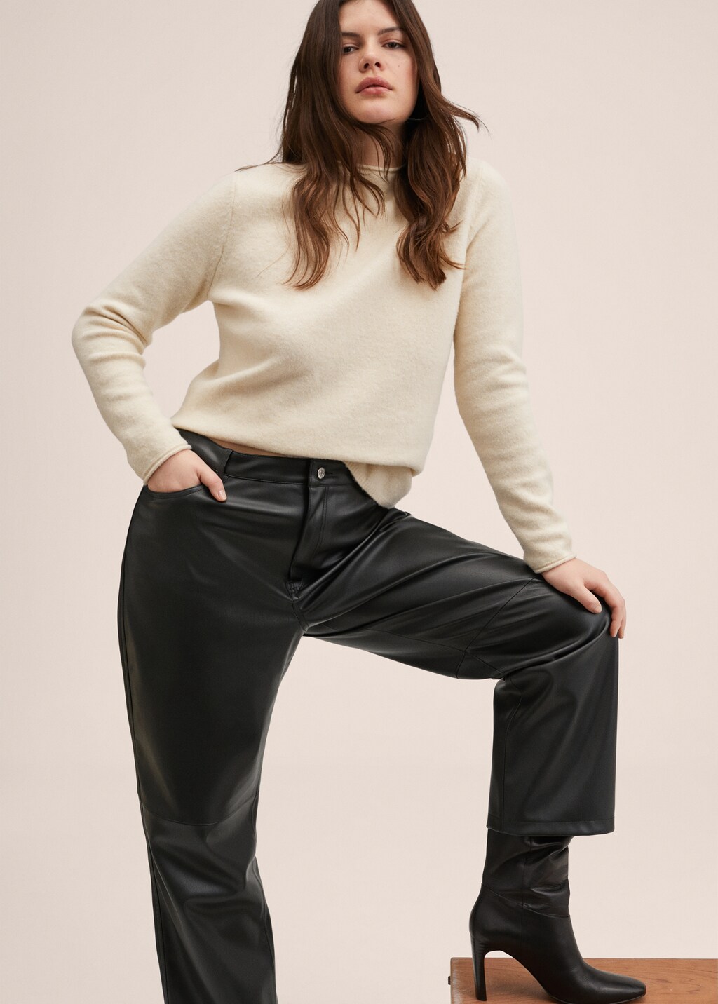 Leather-effect straight trousers - Details of the article 5