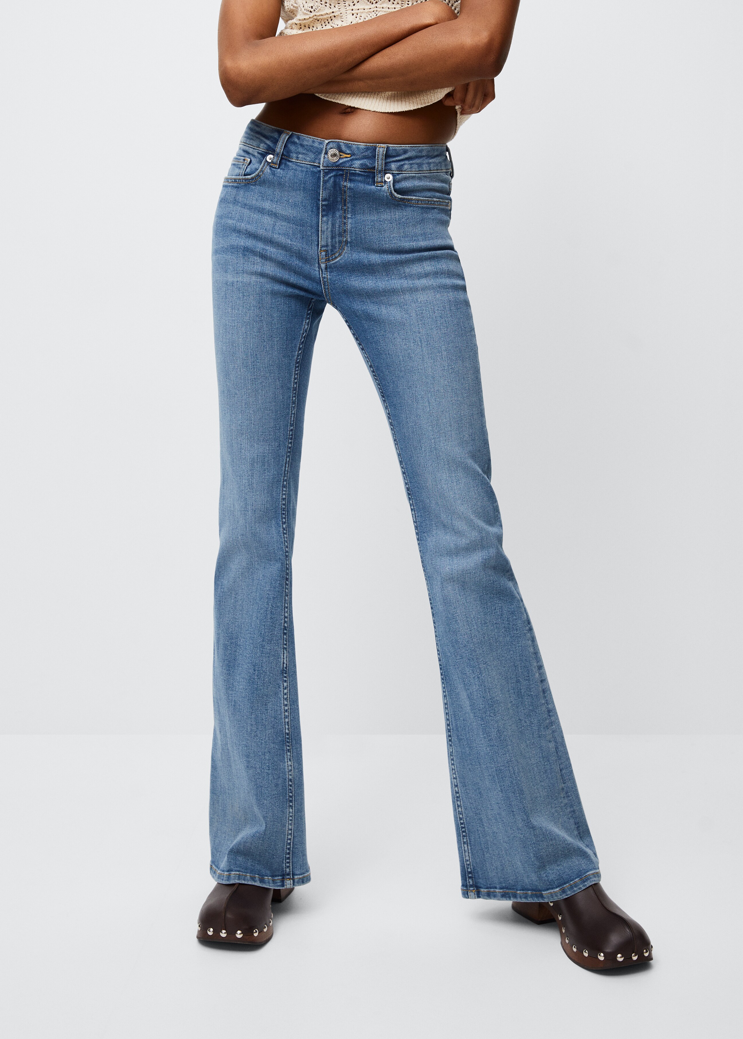 Jeans flare tiro medio - Plano medio