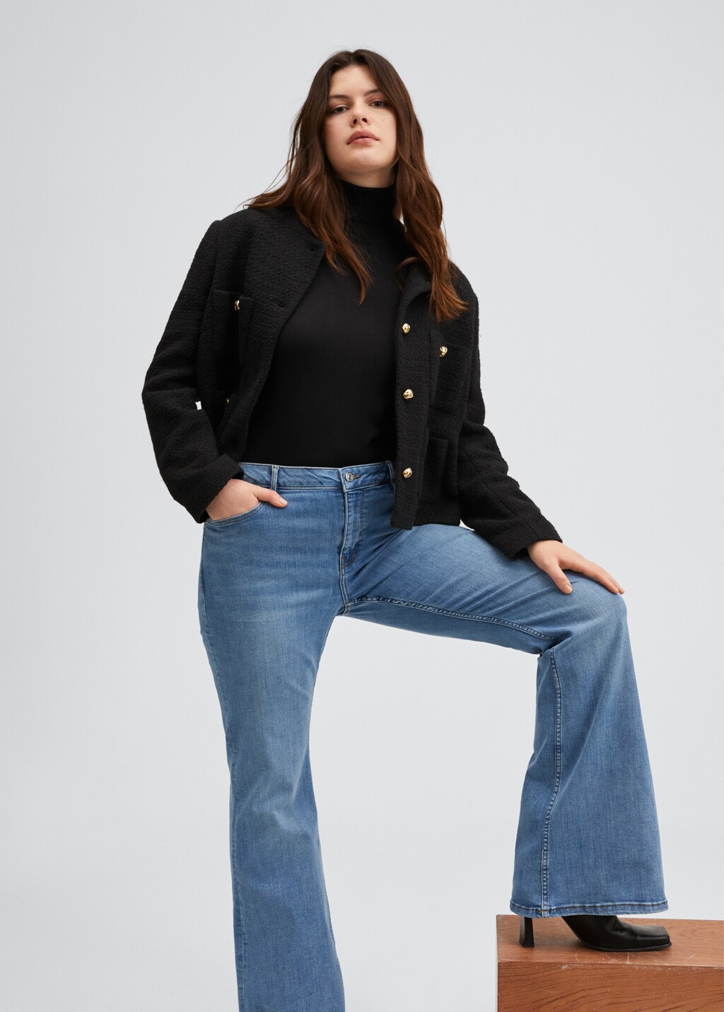 Medium-rise flared jeans  - Details of the article 5