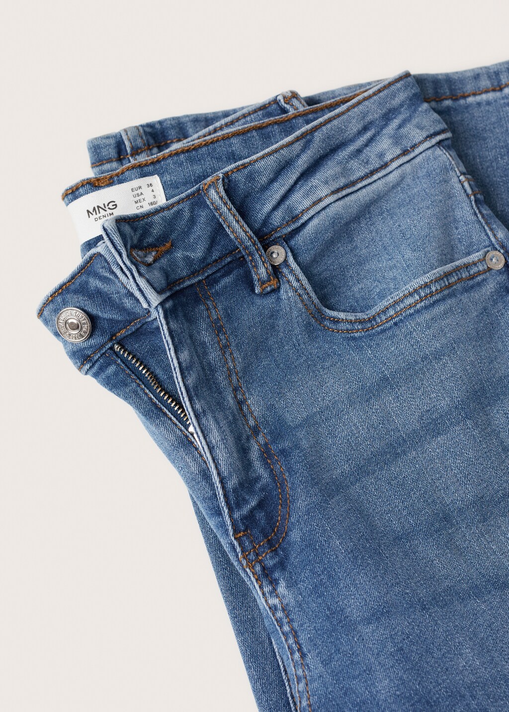 Medium-rise flared jeans  - Details of the article 8