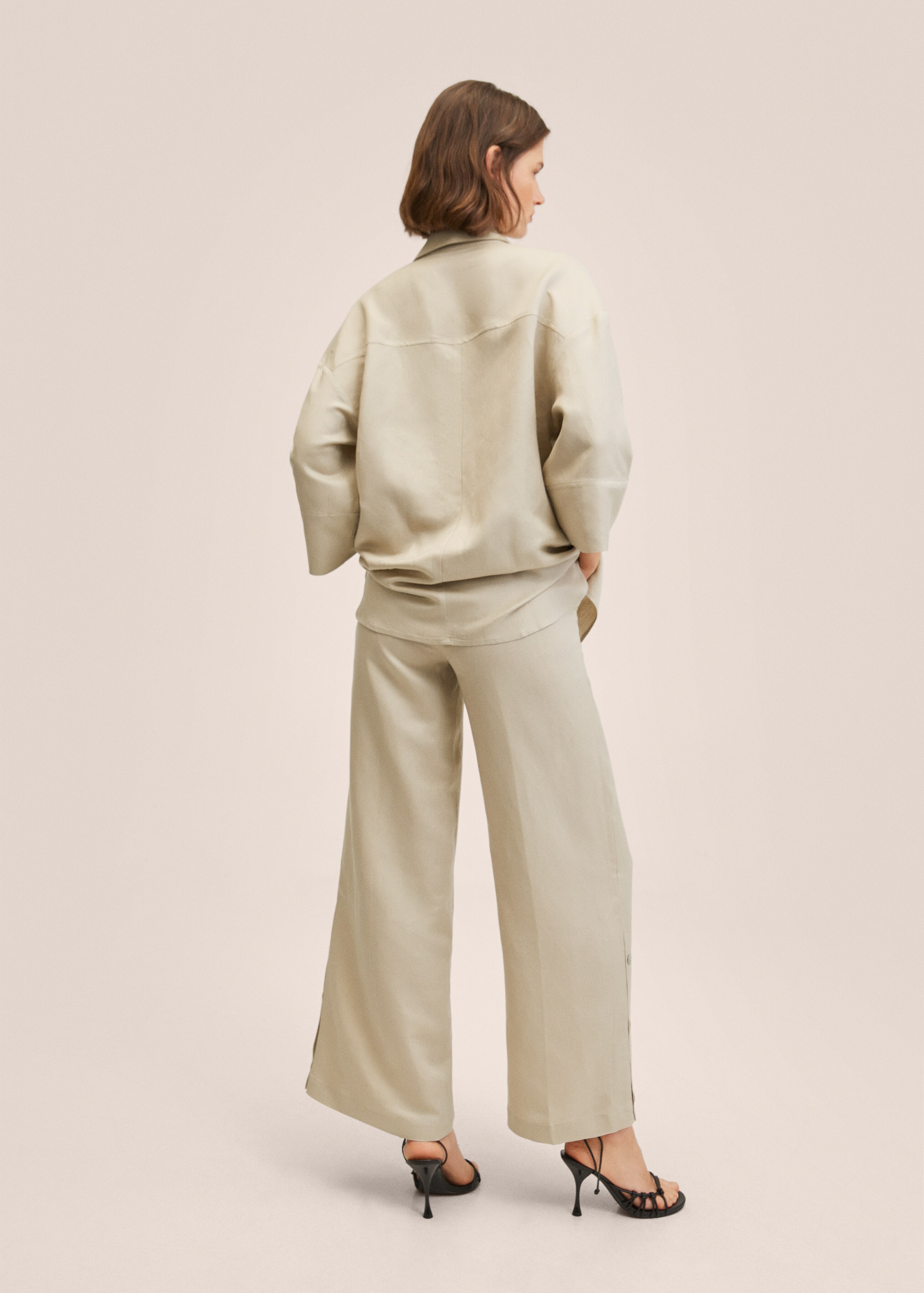 Linen trousers with buttons - Reverse of the article