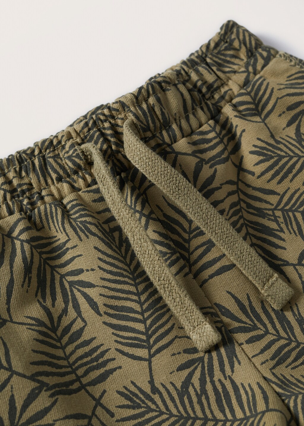 Printed jogging Bermuda shorts - Details of the article 8