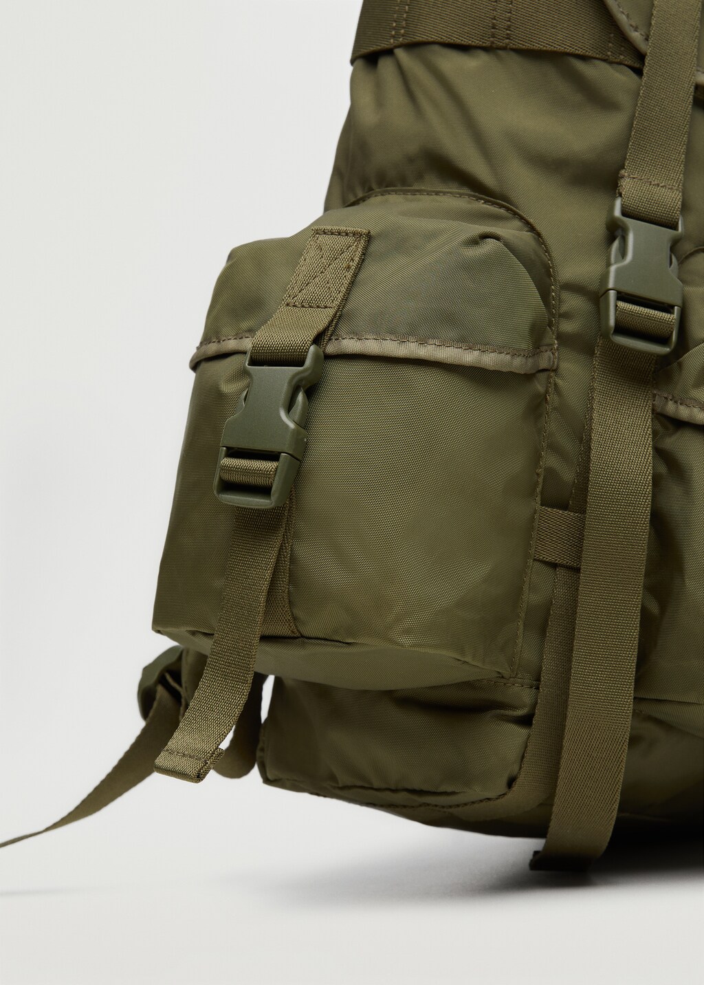 Multi-pocket front lapel backpack - Details of the article 4