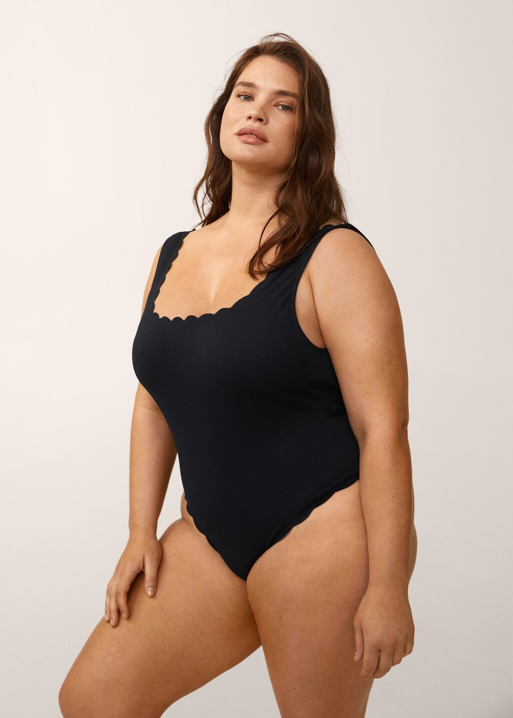 Scallop-textured swimsuit - Medium plane