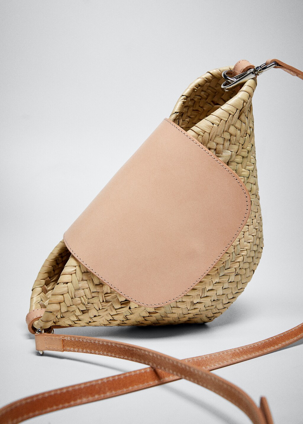 Leather flap raffia bag - Details of the article 5