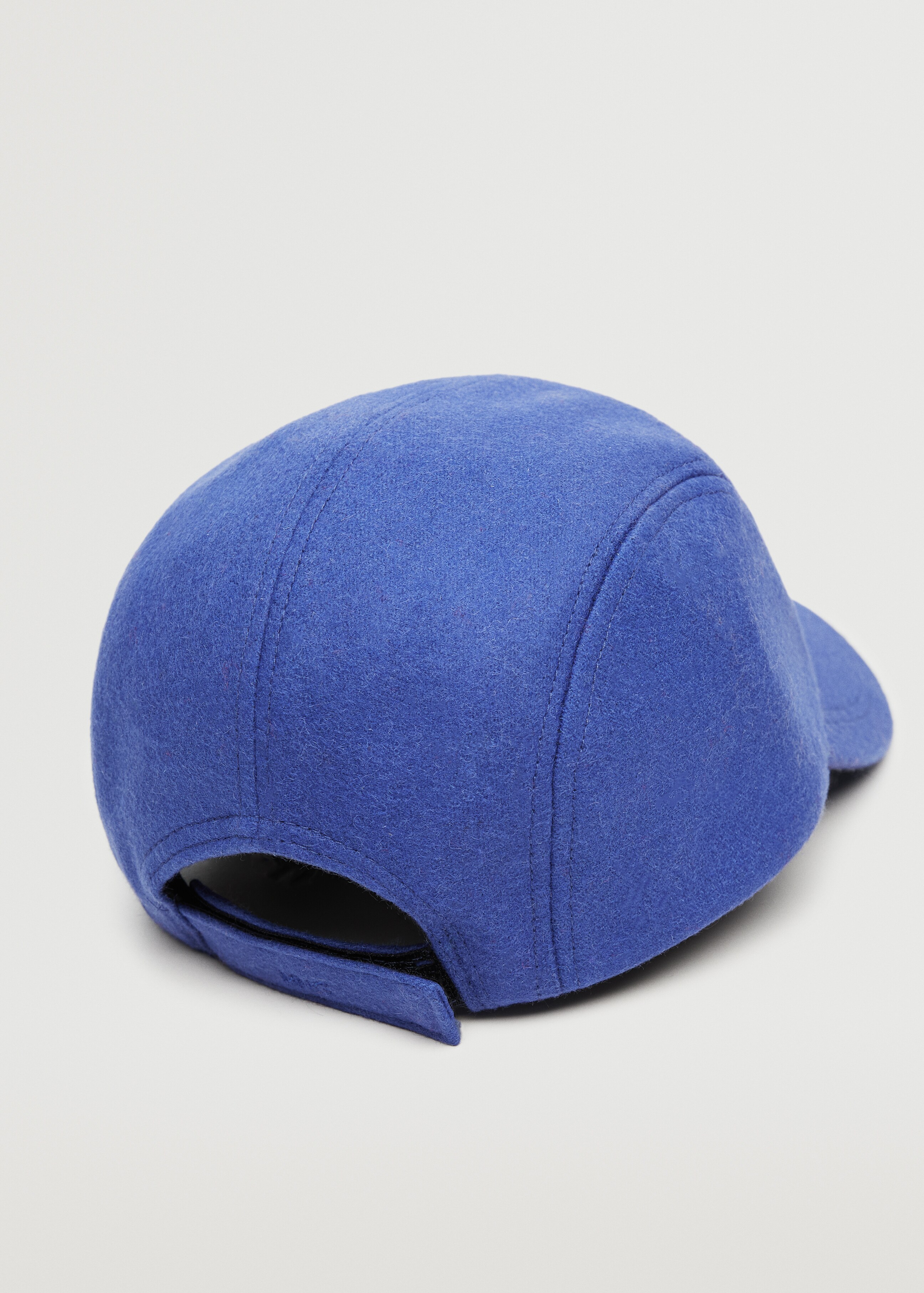 Wool cap with visor - Details of the article 2