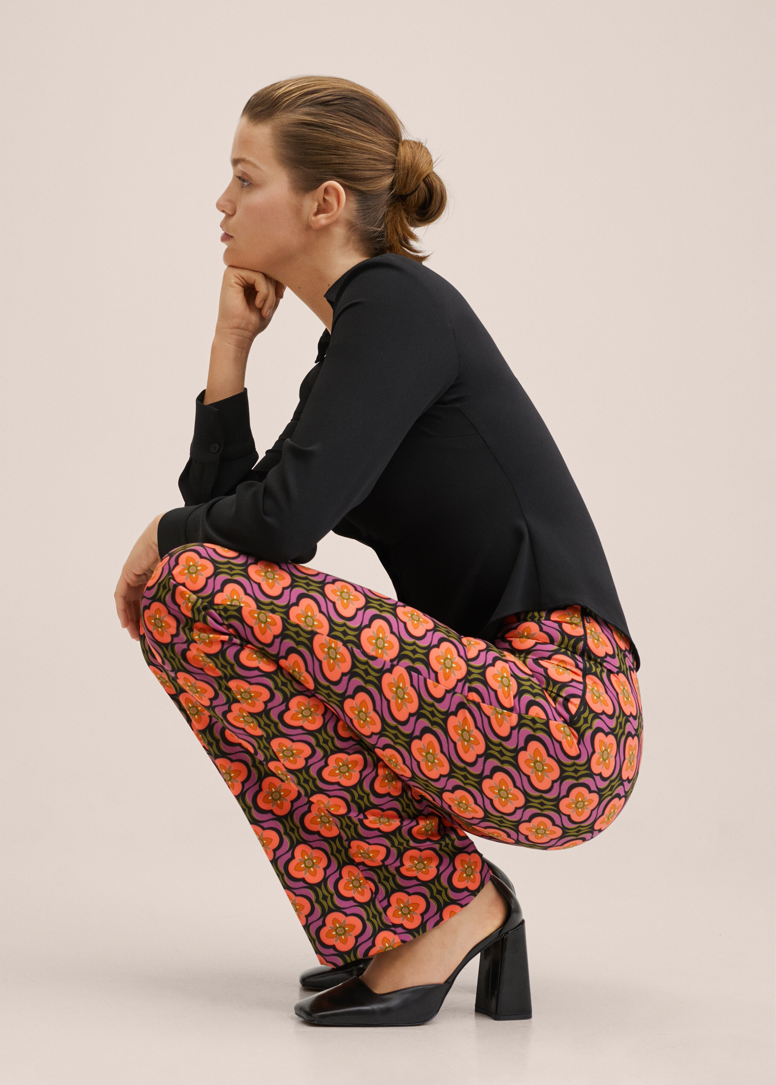 Printed straight trousers - Details of the article 2