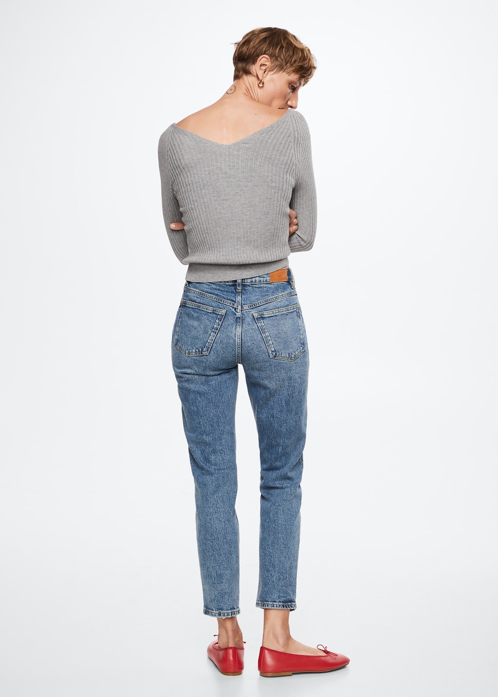 Comfort Mom-Jeans mit hoher Bundhöhe - Rückseite des Artikels