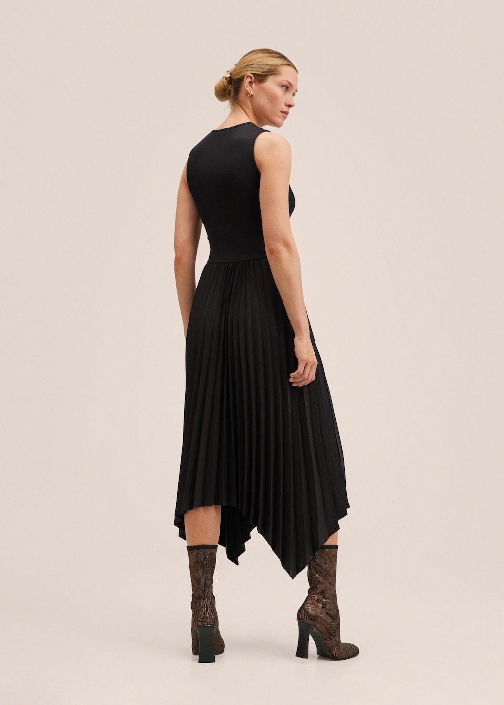 Asymmetrical pleated dress - Reverse of the article