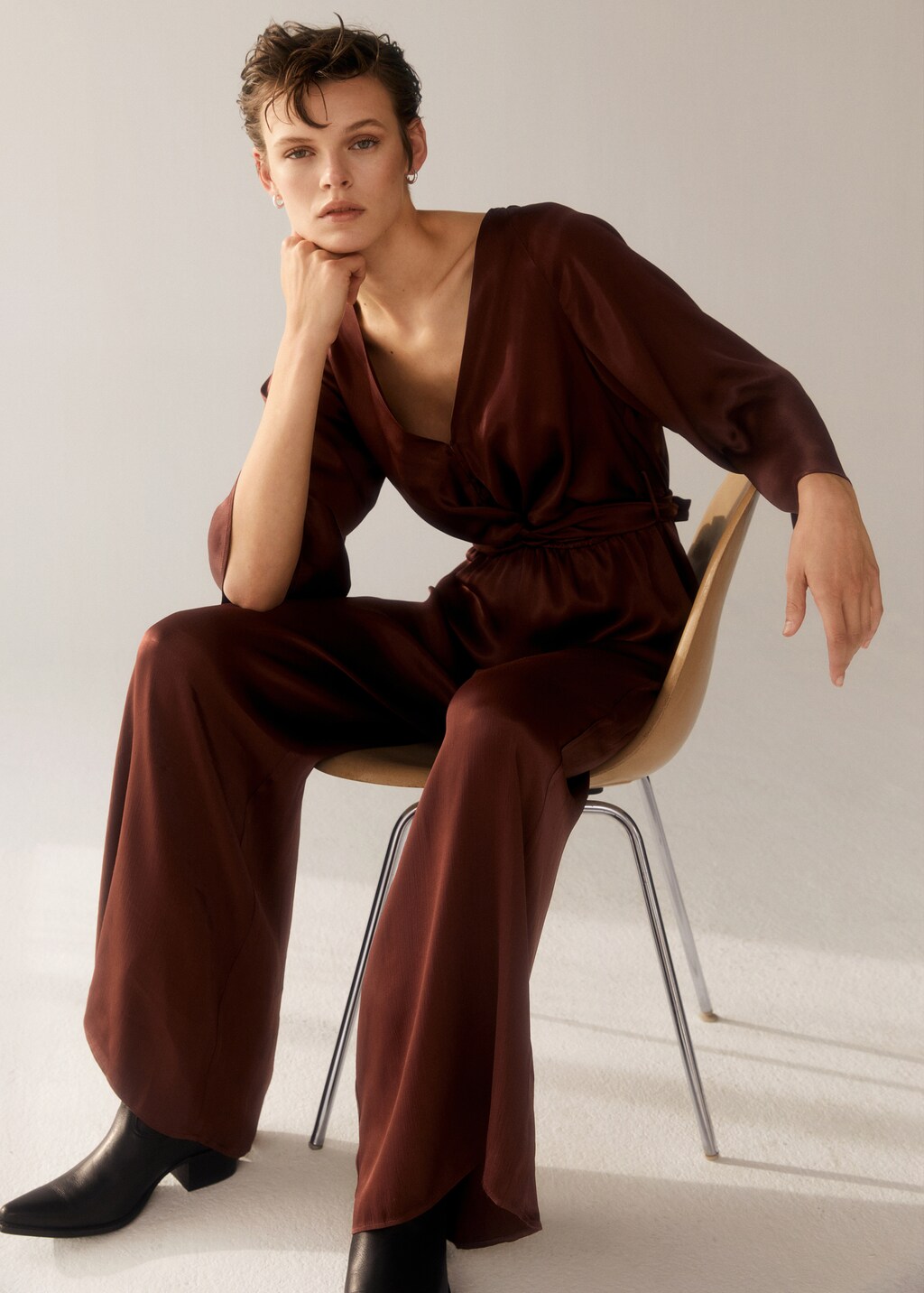 Satin jumpsuit with belt - Details of the article 6