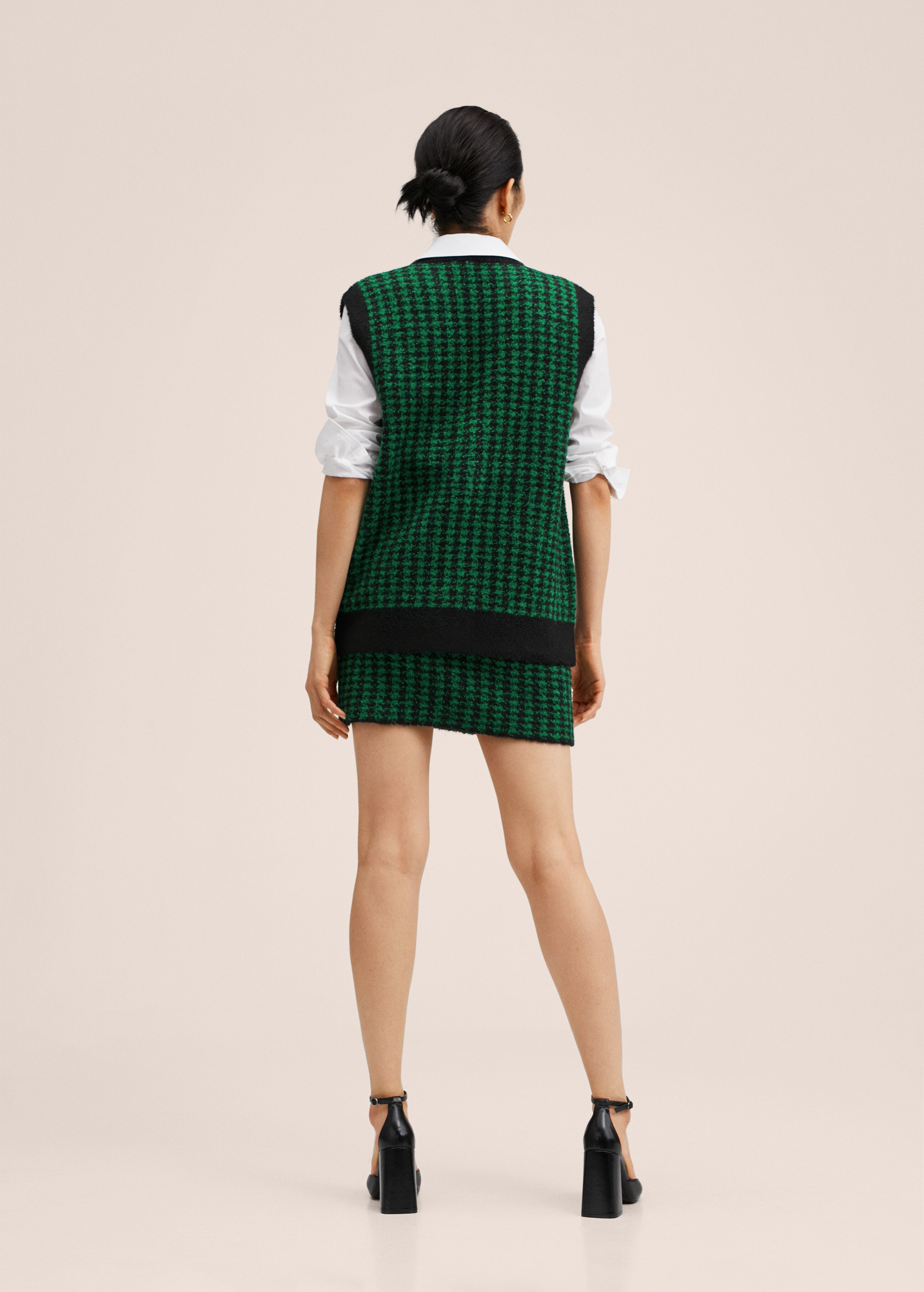 Houndstooth vest - Reverse of the article
