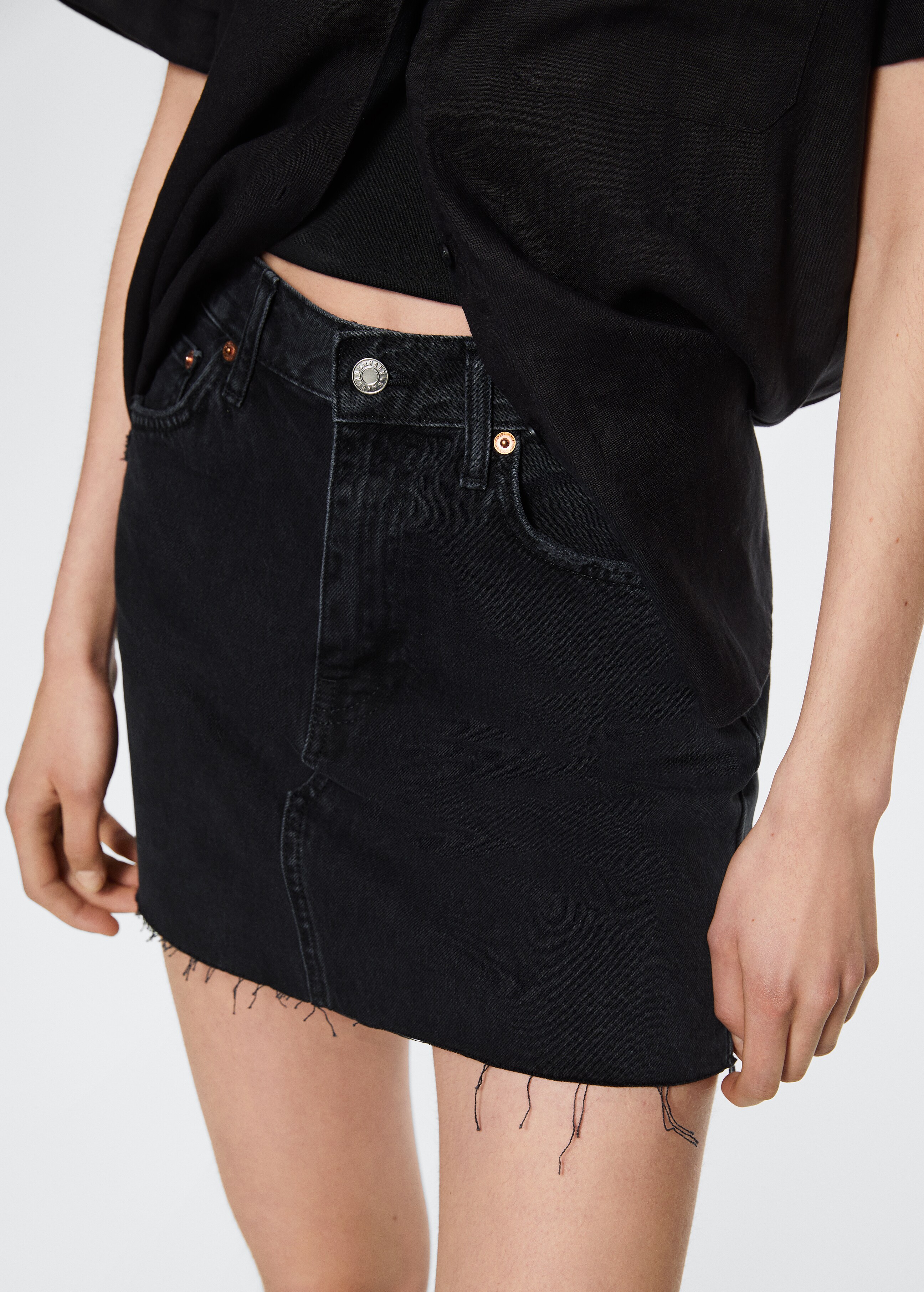 Denim miniskirt with frayed hem - Details of the article 2