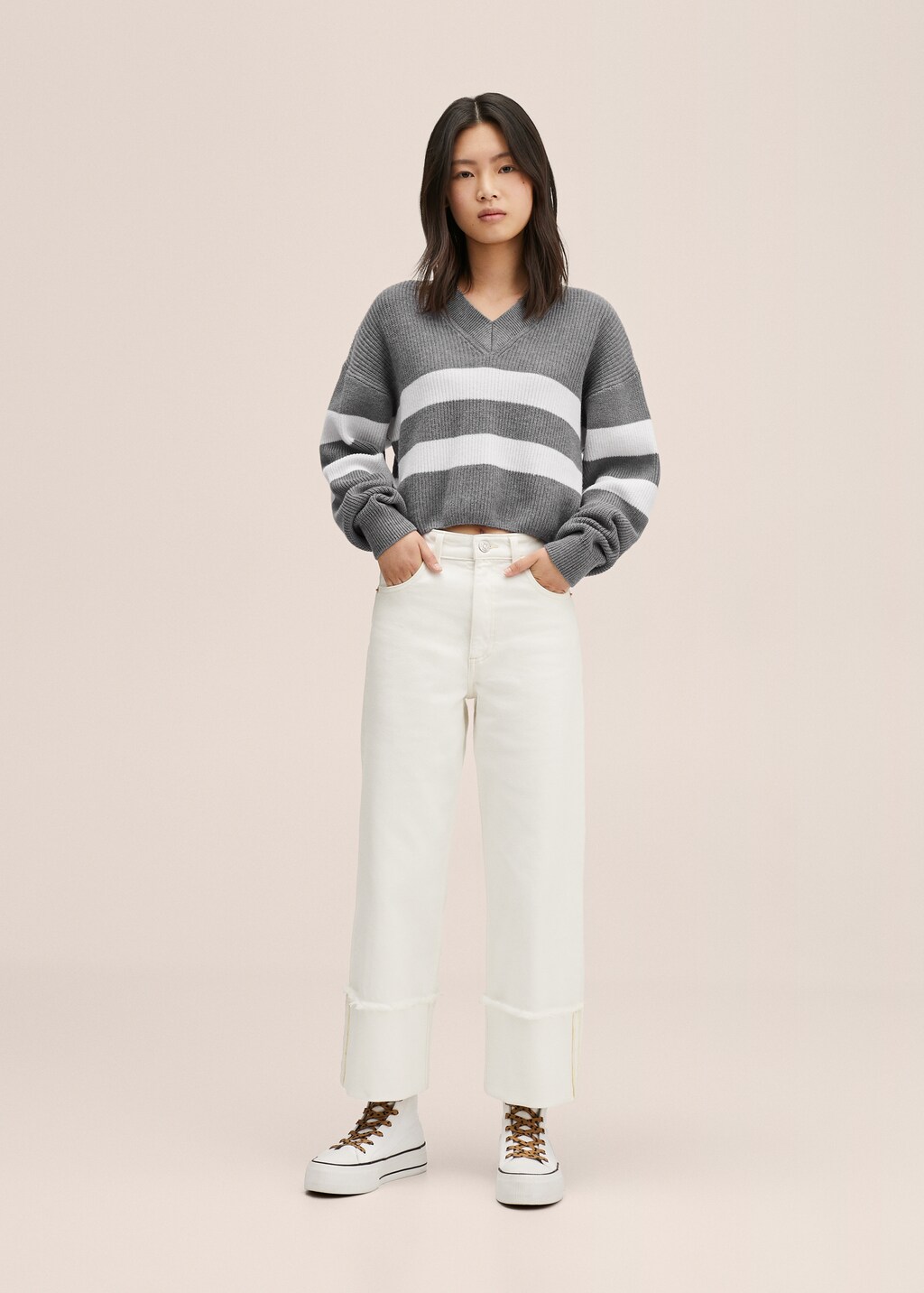 V-neck striped sweater - General plane