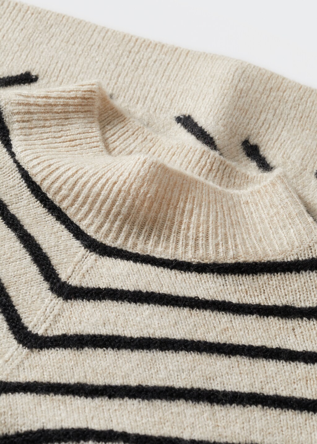 Gestreifter Pullover mit halbhohem Kragen - Detail des Artikels 8