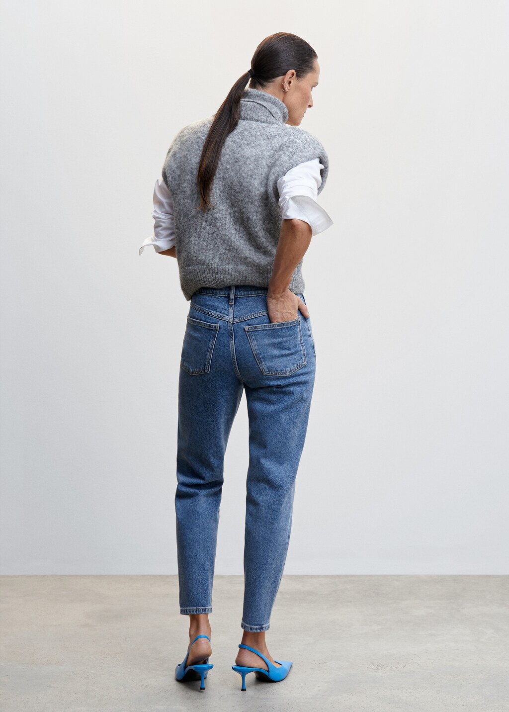 Comfort Mom-Jeans mit hoher Bundhöhe - Rückseite des Artikels