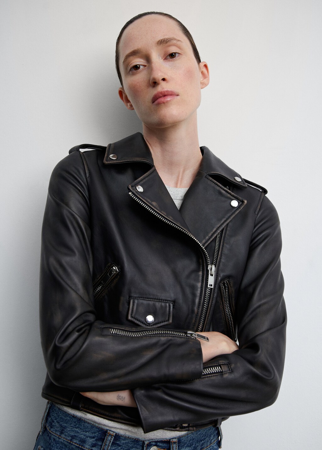 Worn-effect leather jacket - Details of the article 1