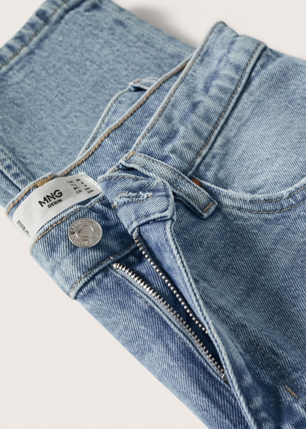 Comfort Mom-Jeans mit hoher Bundhöhe - Detail des Artikels 8