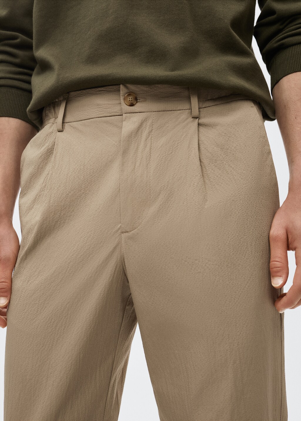 Seersucker-effect pleated trousers - Details of the article 1