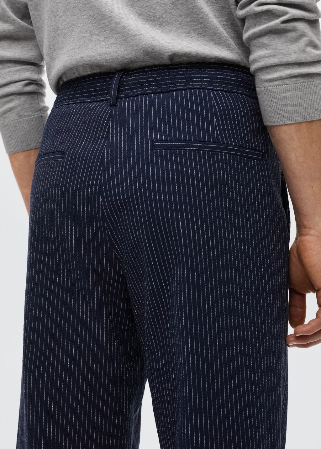 Seersucker-effect pleated trousers - Details of the article 3