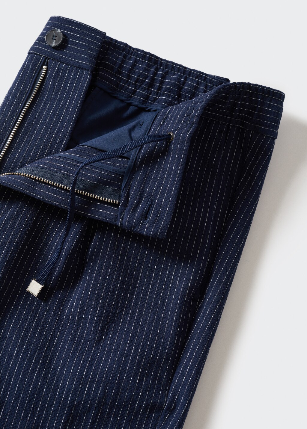 Seersucker-effect pleated trousers - Details of the article 8