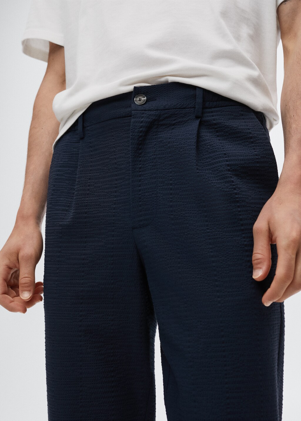 Seersucker-effect pleated trousers - Details of the article 1