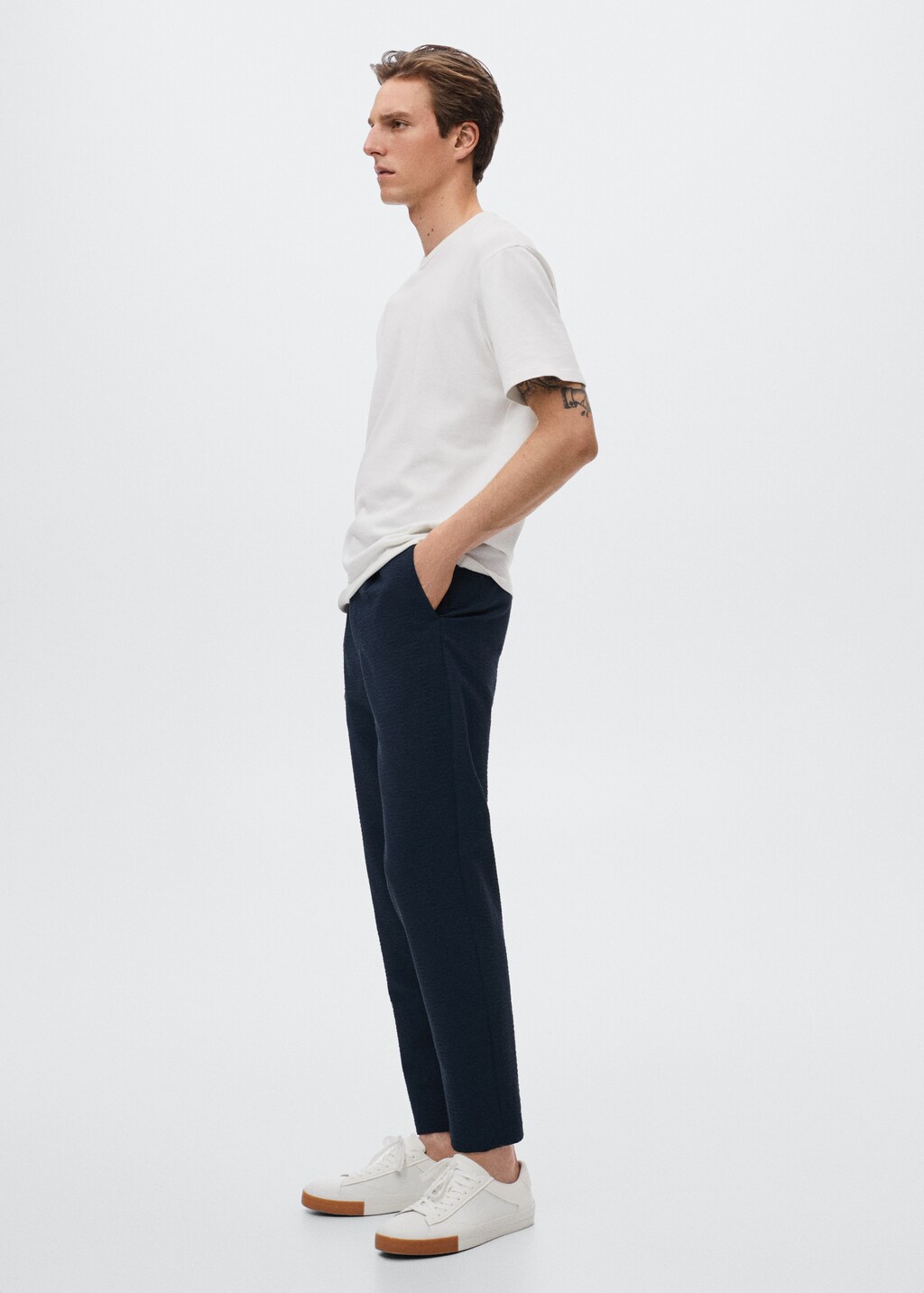 Seersucker-effect pleated trousers - Details of the article 2