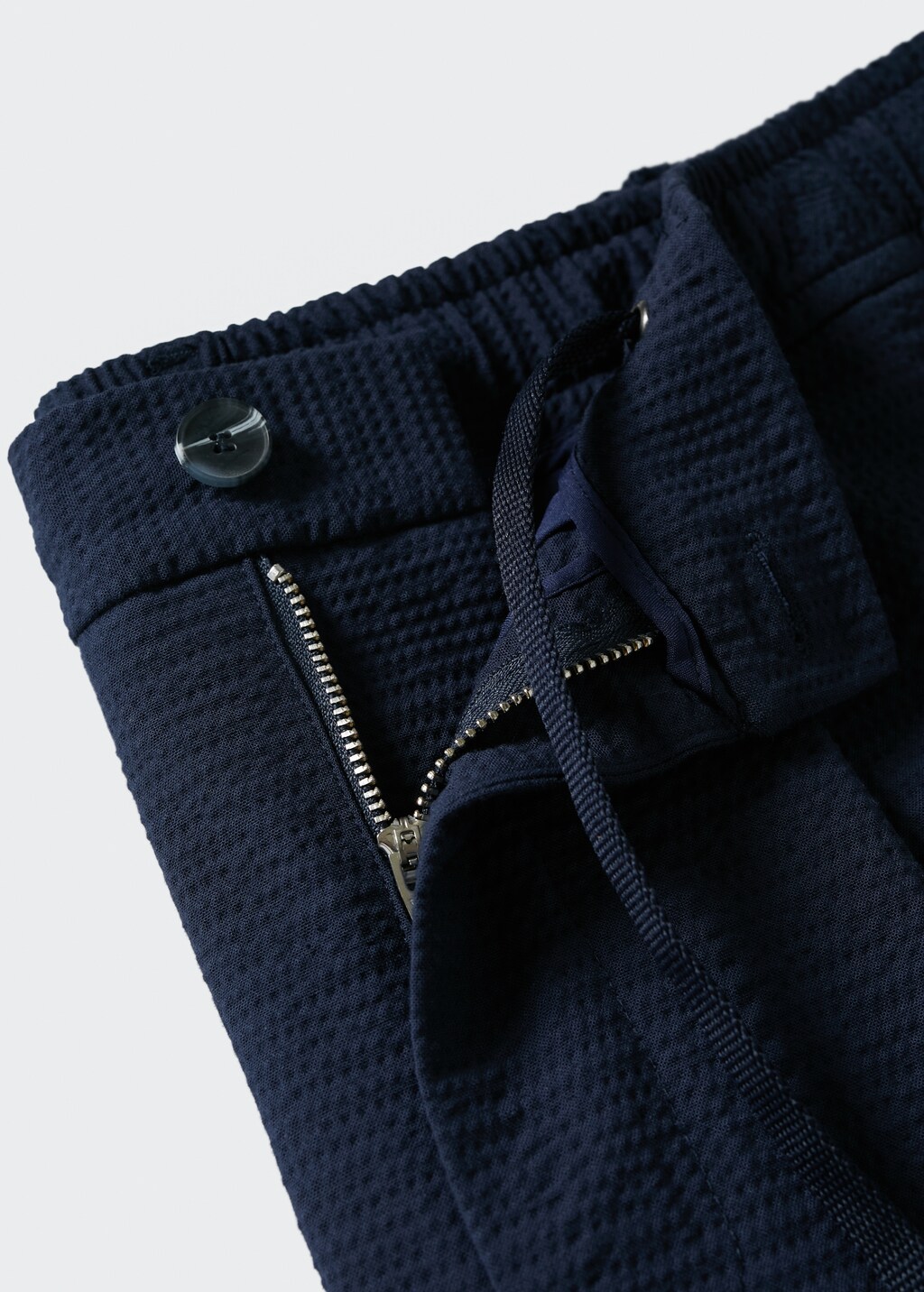 Seersucker-effect pleated trousers - Details of the article 8