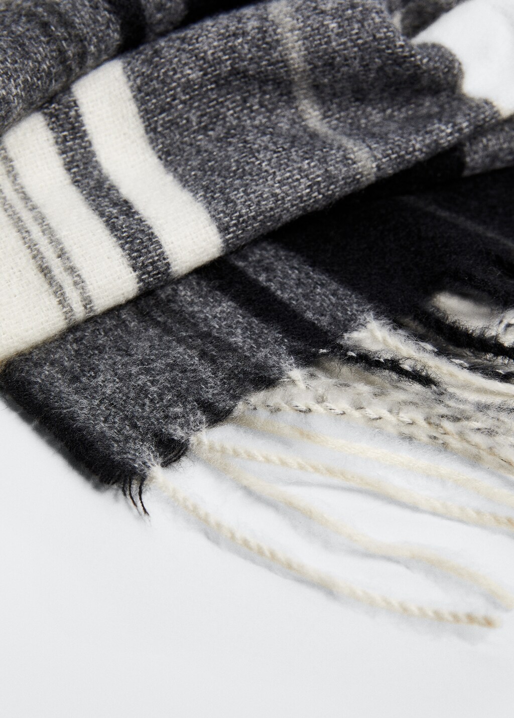 Fringed check scarf - Details of the article 2