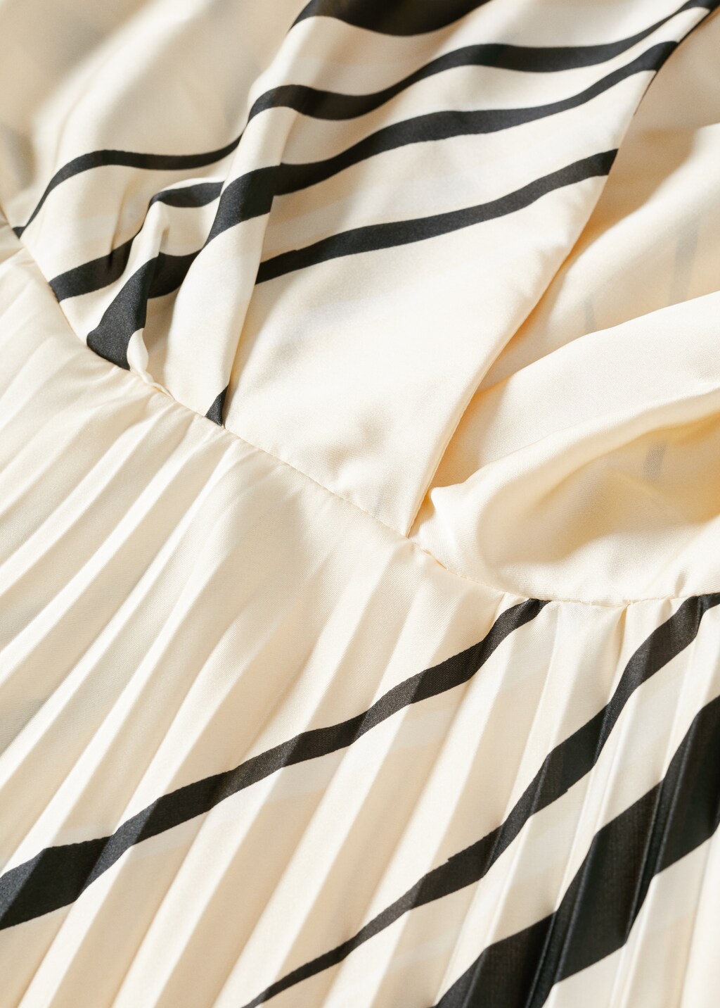 Flowy pleated dress - Details of the article 8