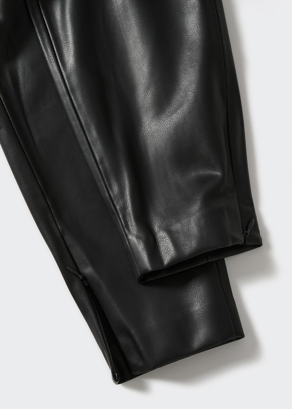 Leather-effect leggings with split hems - Details of the article 8