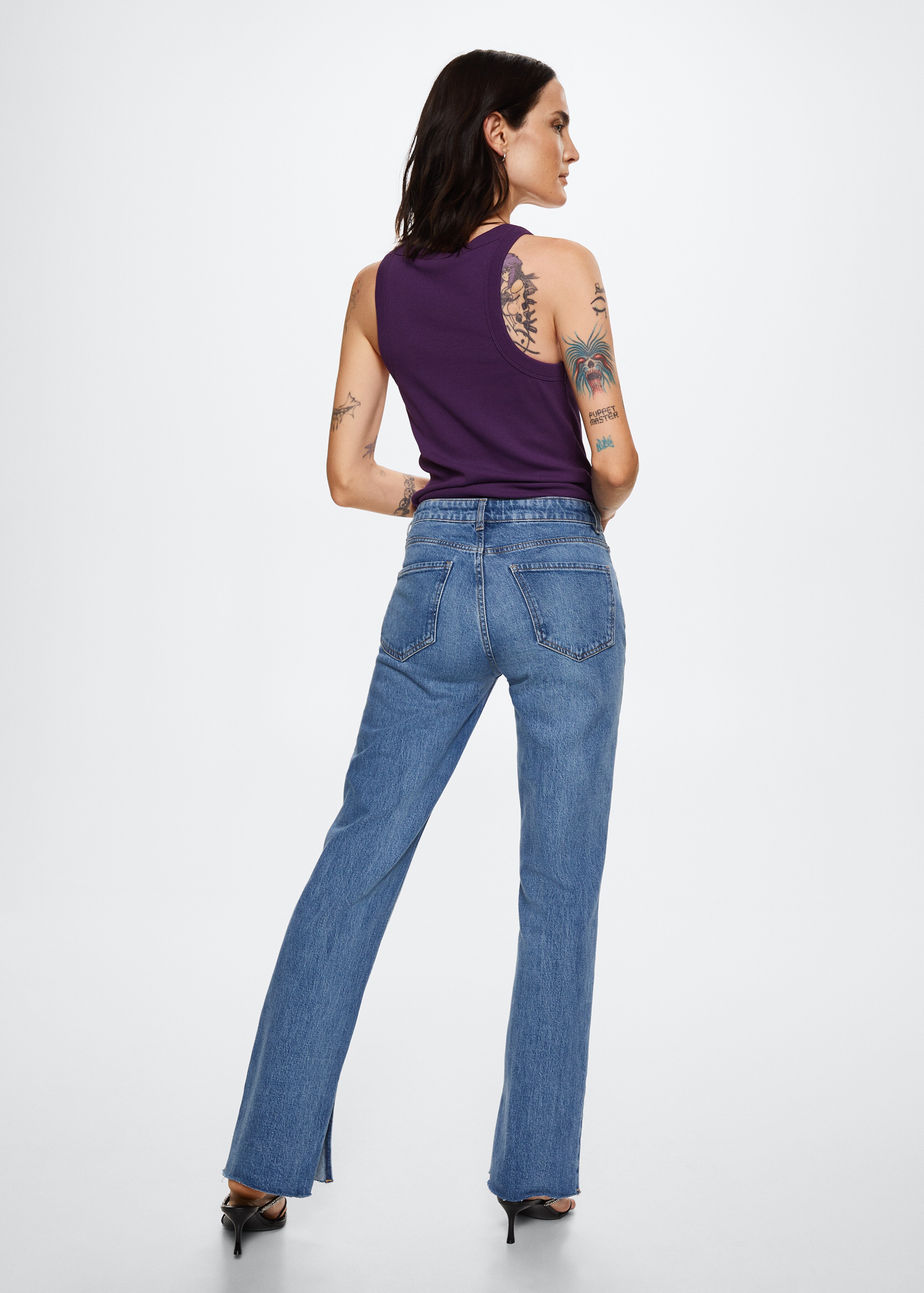 Gerade Jeans mit Seitenschlitz - Rückseite des Artikels
